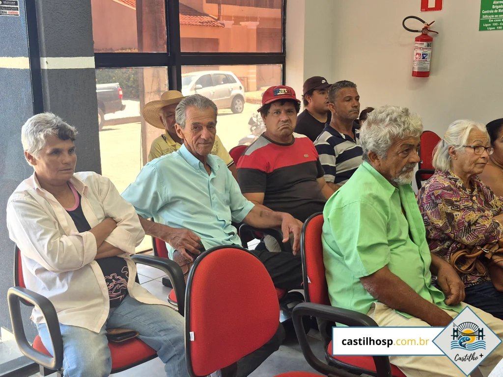 Moradores da reserva da Cafeeira em Castilho reivindicam água e trator na Câmara Moradores da reserva da Cafeeira em Castilho reivindicam água e trator na Câmara