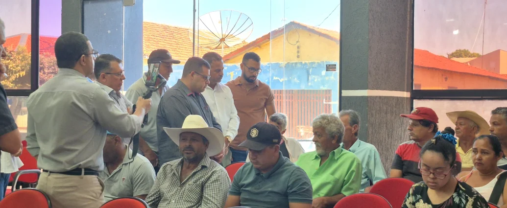 Moradores da reserva da Cafeeira em Castilho reivindicam água e trator na Câmara