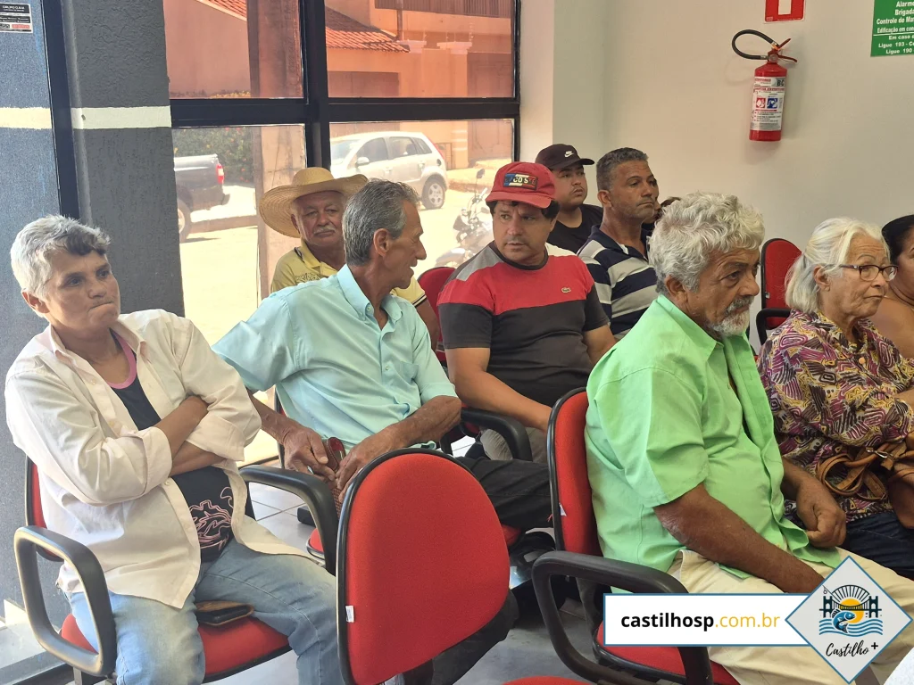 Moradores da reserva da Cafeeira em Castilho reivindicam água e trator na Câmara Moradores da reserva da Cafeeira em Castilho reivindicam água e trator na Câmara