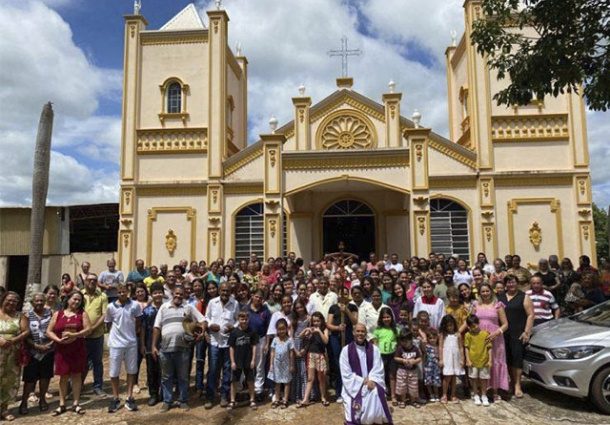 Padre paulinho celebra 25 anos de sacerdócio com festa e homenagens Padre paulinho celebra 25 anos de sacerdócio com festa e homenagens