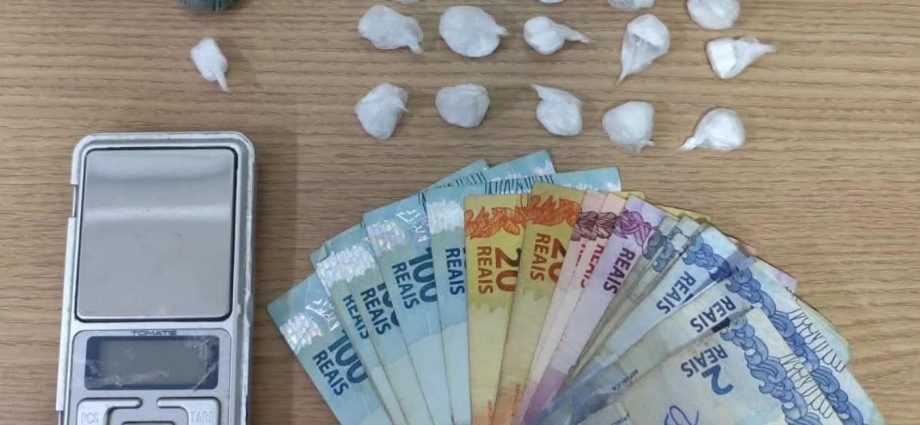 Homem detido com cocaína e dinheiro no gaspareli, andradina Homem detido com cocaína e dinheiro no gaspareli, andradina