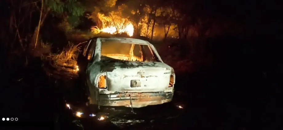 Mistério cerca carro incendiado na zona rural de castilho, são paulo