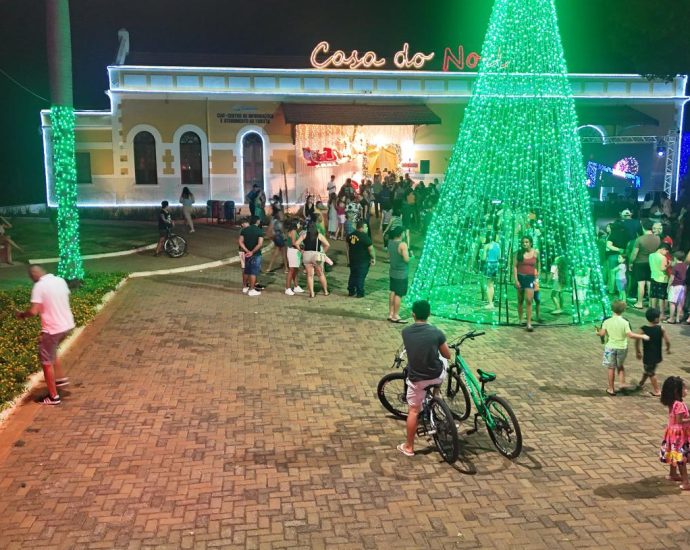 Multidão celebra abertura da casa do papai noel em castilho Multidão celebra abertura da casa do papai noel em castilho