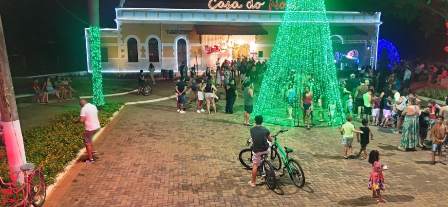 Multidão celebra abertura da casa do papai noel em castilho Multidão celebra abertura da casa do papai noel em castilho