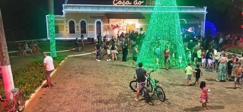 Multidão celebra abertura da casa do papai noel em castilho