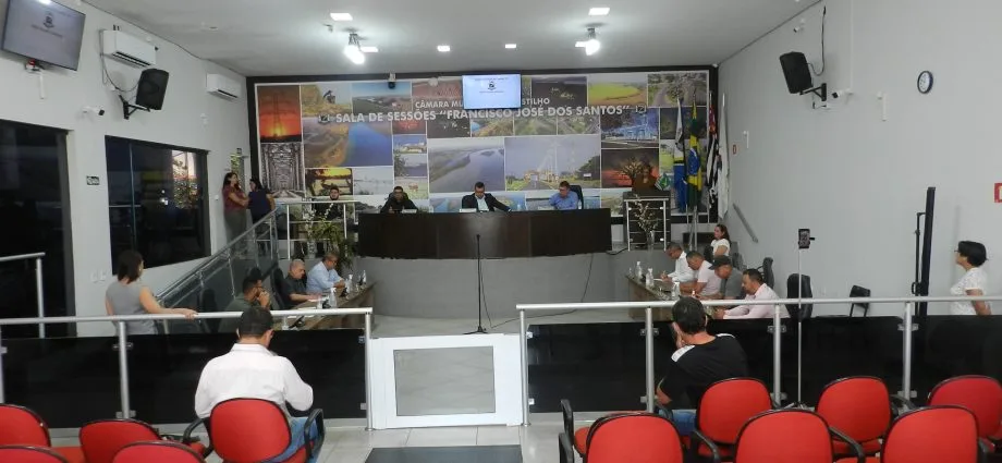 CÂMARA MUNICIPAL DE CASTILHO:  31 MINUTOS DE SESSÃO.