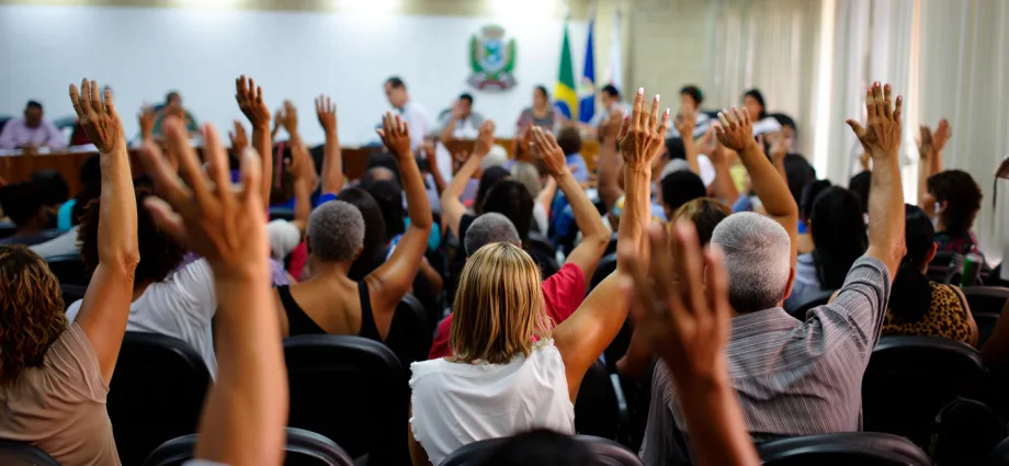 POR QUE RECLAMAR NÃO BASTA: O BRASIL PRECISA DE GENTE DO BEM PARTICIPANDO - Participação Popular na Política