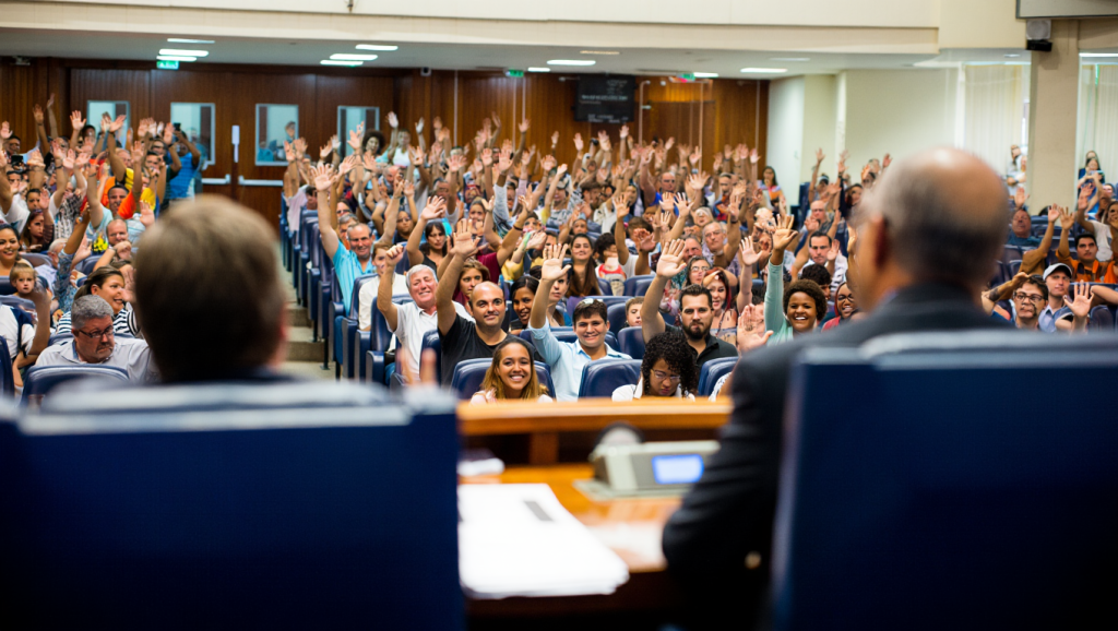 POR QUE RECLAMAR NÃO BASTA: O BRASIL PRECISA DE GENTE DO BEM PARTICIPANDO - Participação Popular na Política Participação Popular na Política