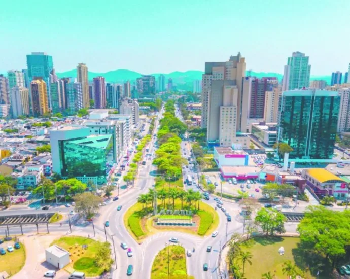 Refúgios Urbanos: Encontre a Casa dos Seus Sonhos em Alphaville, Seu Jardim Particular na Metrópole