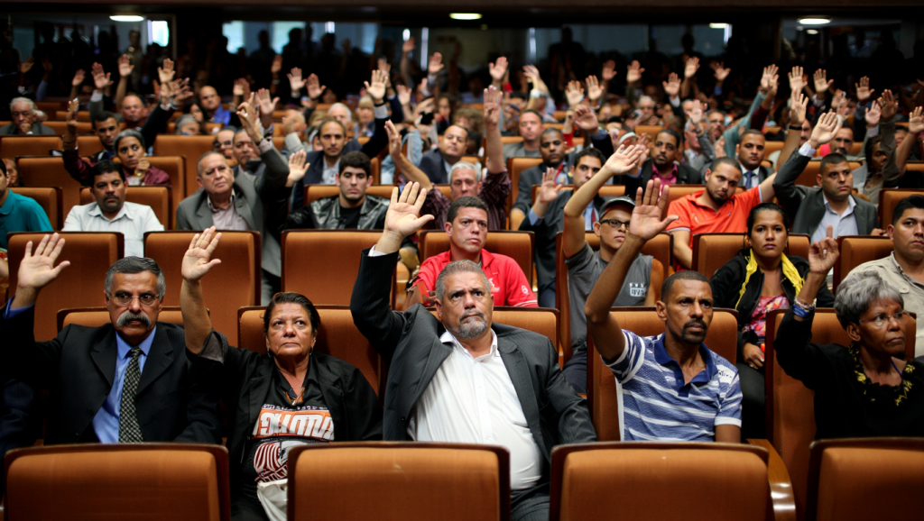POR QUE RECLAMAR NÃO BASTA: O BRASIL PRECISA DE GENTE DO BEM PARTICIPANDO - Participação Popular na Política POR QUE RECLAMAR NÃO BASTA: O BRASIL PRECISA DE GENTE DO BEM PARTICIPANDO - Participação Popular na Política