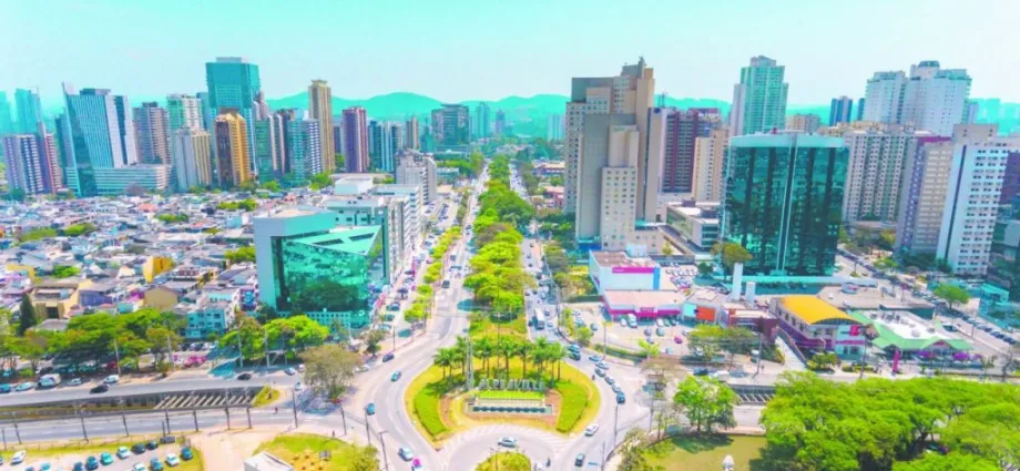 Refúgios Urbanos: Encontre a Casa dos Seus Sonhos em Alphaville, Seu Jardim Particular na Metrópole