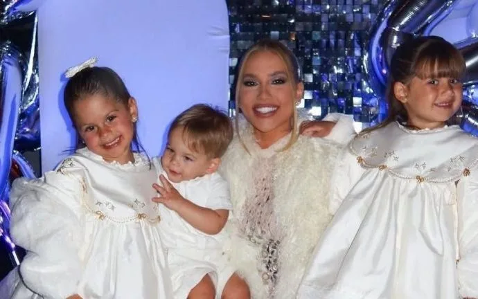 VIRGINIA FONSECA E SEUS FILHOS BRILHAM NO ENSAIO