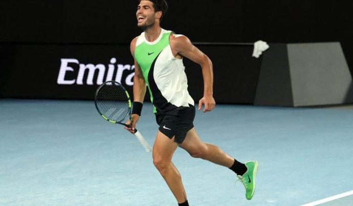 ALCARAZ DOMINA DE MINAUR E AVANÇA NO AUSTRALIAN OPEN ALCARAZ DOMINA DE MINAUR E AVANÇA NO AUSTRALIAN OPEN