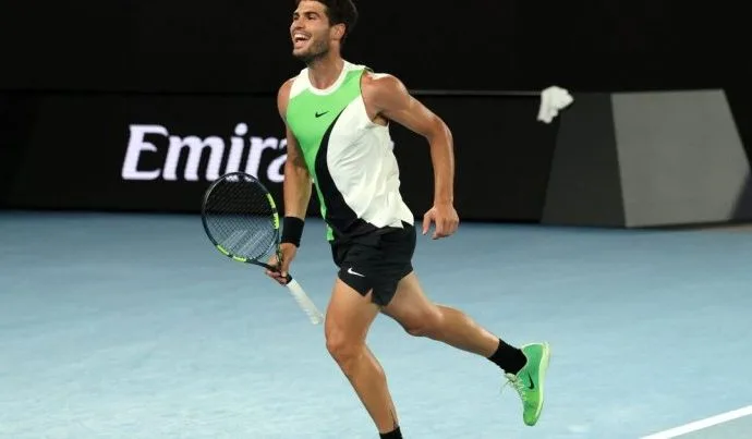 ALCARAZ DOMINA DE MINAUR E AVANÇA NO AUSTRALIAN OPEN