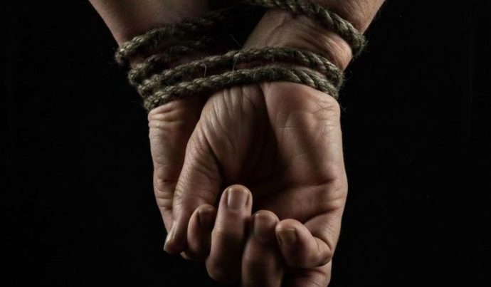 HOMEM É PRESO POR AMARRAR MÃE E SACAR BENEFÍCIO HOMEM É PRESO POR AMARRAR MÃE E SACAR BENEFÍCIO