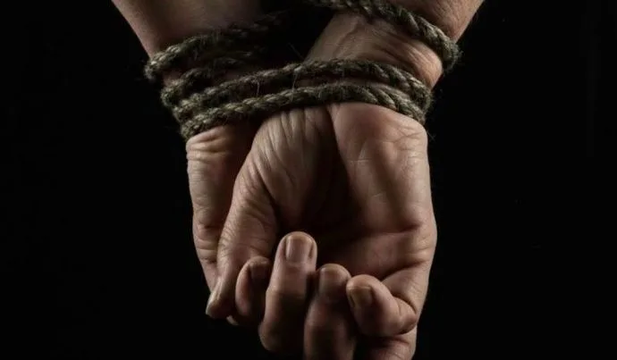 HOMEM É PRESO POR AMARRAR MÃE E SACAR BENEFÍCIO