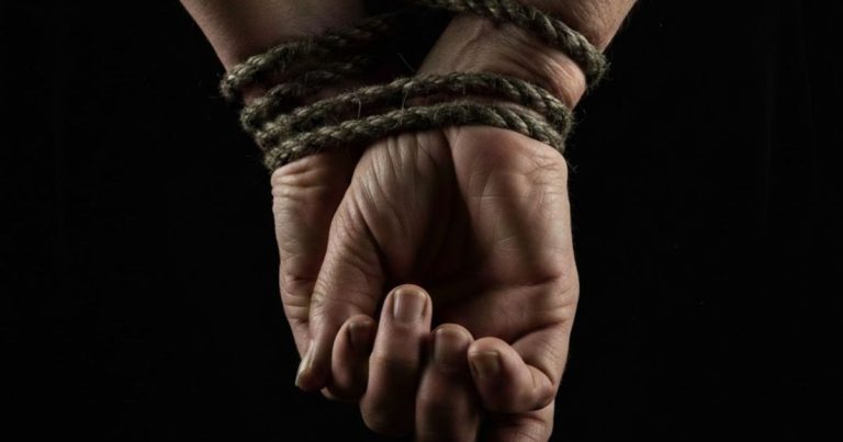 HOMEM É PRESO POR AMARRAR MÃE E SACAR BENEFÍCIO HOMEM É PRESO POR AMARRAR MÃE E SACAR BENEFÍCIO