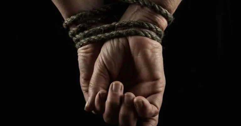 HOMEM É PRESO POR AMARRAR MÃE E SACAR BENEFÍCIO