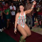 PAOLLA OLIVEIRA BRILHA NA GRANDE RIO E É OVACIONADA