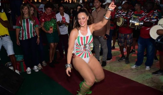 PAOLLA OLIVEIRA BRILHA NA GRANDE RIO E É OVACIONADA