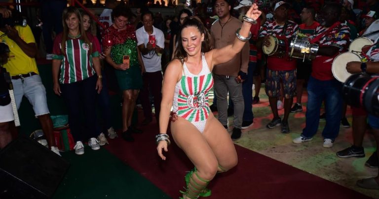 PAOLLA OLIVEIRA BRILHA NA GRANDE RIO E É OVACIONADA PAOLLA OLIVEIRA BRILHA NA GRANDE RIO E É OVACIONADA