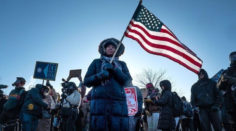 PROTESTOS CONTRA O ICE: O QUE VOCÊ PRECISA SABER PROTESTOS CONTRA O ICE: O QUE VOCÊ PRECISA SABER