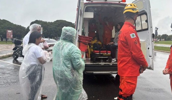 RAIO ATINGE ATO DE NIKOLAS FERREIRA EM BRASÍLIA