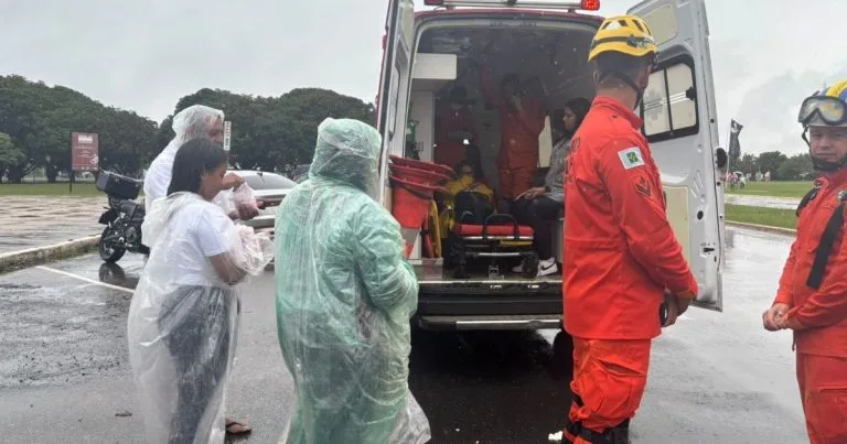 RAIO ATINGE ATO DE NIKOLAS FERREIRA EM BRASÍLIA