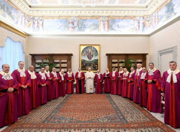 PAPA À ROTA ROMANA: DEFENDER A VERDADE E CARIDADE