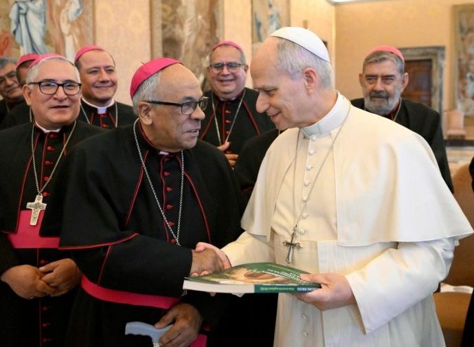 COMUNHÃO VIVA: PAPA ENCONTROU BISPOS DO PERU