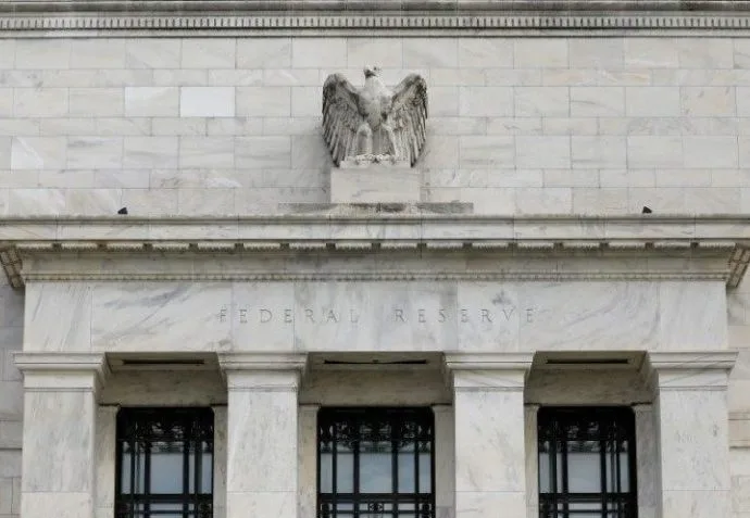 TAXA DE JUROS DO FED MANTIDA ENTRE 3,5% E 3,75%
