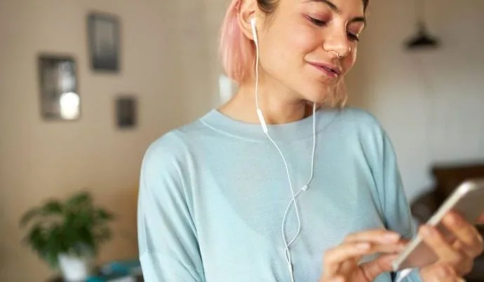 FONES DE OUVIDO COM FIO: O RETORNO À MODA