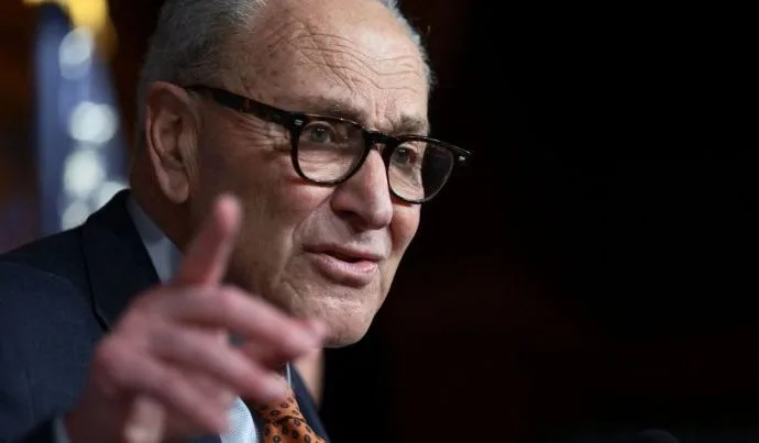 FED: LÍDER DEMOCRATA DEFENDE BARRAR WARSH