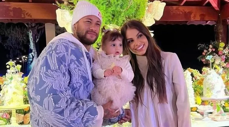 NEYMAR DEFENDE MÃE E MÃE DE FILHA EM REDES SOCIAIS
