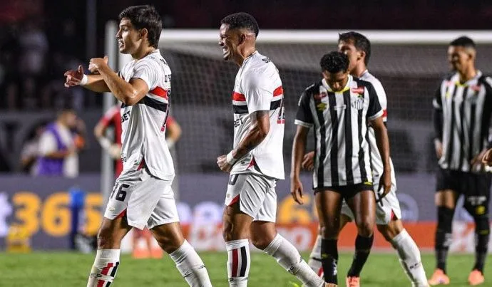 SÃO PAULO VENCE SANTOS E GANHA RESPIRO NO PAULISTA