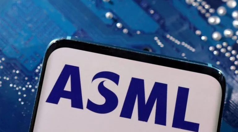 ASML SUPERA EXPECTATIVAS COM A DEMANDA POR CHIPS
