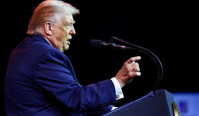 SEGURANÇA INTERNA: TRUMP DEFENDE SECRETÁRIA E CZAR