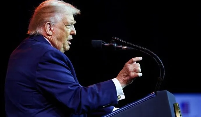 SEGURANÇA INTERNA: TRUMP DEFENDE SECRETÁRIA E CZAR SEGURANÇA INTERNA: TRUMP DEFENDE SECRETÁRIA E CZAR