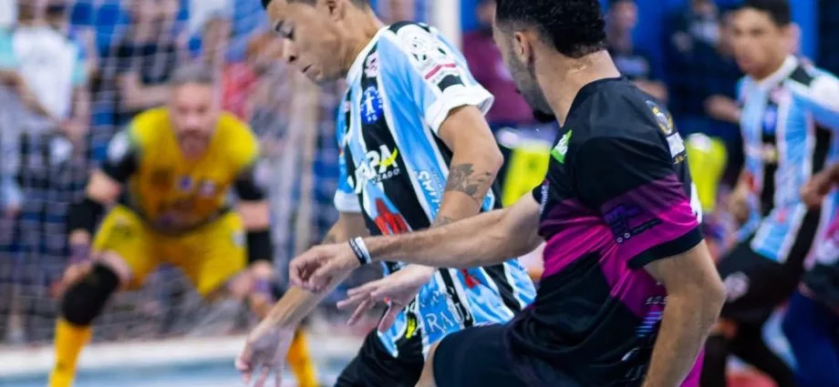CAMPEONATO DE FUTSAL: VAI NA FÉ DOMINA O JOGO