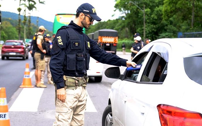 AÇÕES DA PRF NO BRASIL: SEGURANÇA E COMBATE AO CRIME AÇÕES DA PRF NO BRASIL: SEGURANÇA E COMBATE AO CRIME