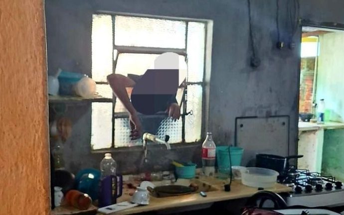 TRAGÉDIA EM MINAS GERAIS: HOMEM MORRE EM VITRÔ TRAGÉDIA EM MINAS GERAIS: HOMEM MORRE EM VITRÔ