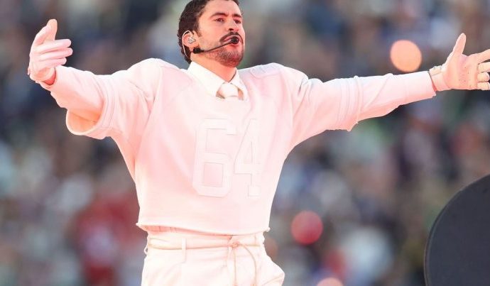 BAD BUNNY: TRIBUTO EM SEU FIGURINO NO SUPER BOWL