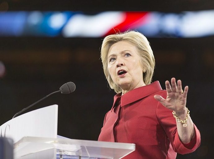 Hillary Clinton depõe sobre caso Epstein e gera polêmica no Congresso