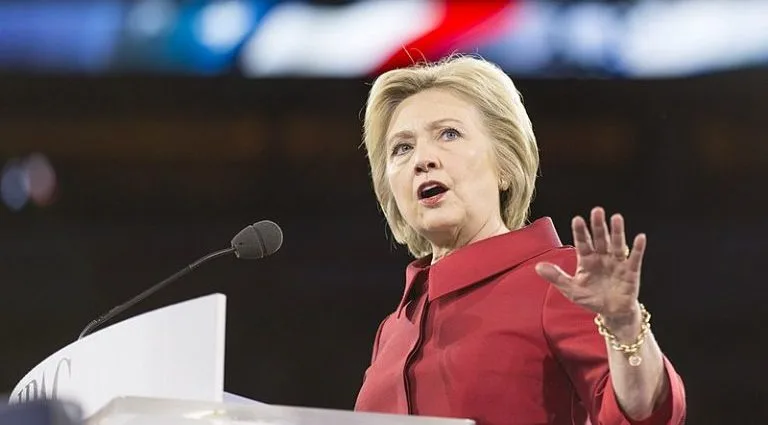 Hillary Clinton depõe sobre caso Epstein e gera polêmica no Congresso