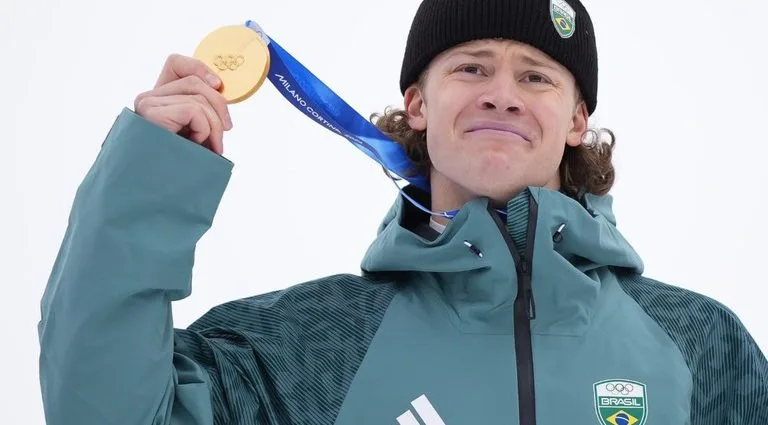 LUCAS PINHEIRO CONQUISTA O OURO NAS OLIMPÍADAS DE INVERNO