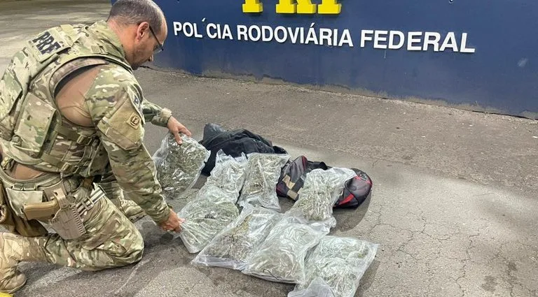 COMBATE AO NARCOTRÁFICO: AÇÕES DA PRF NO PAÍS COMBATE AO NARCOTRÁFICO: AÇÕES DA PRF NO PAÍS
