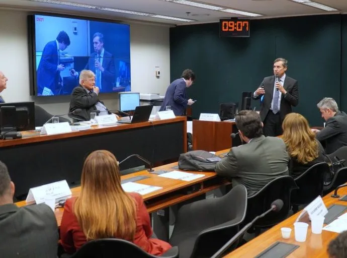 Câmara dos Deputados Discute Transição Energética e Biocombustíveis em Seminário
