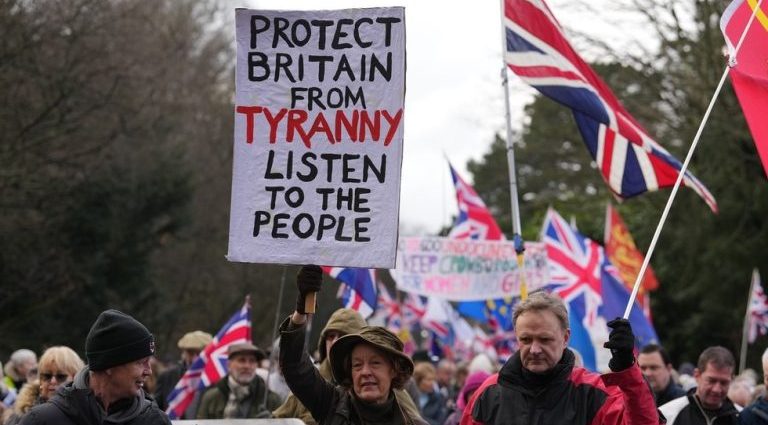 IMIGRAÇÃO NO REINO UNIDO: A POLÊMICA E SEUS IMPACTOS IMIGRAÇÃO NO REINO UNIDO: A POLÊMICA E SEUS IMPACTOS