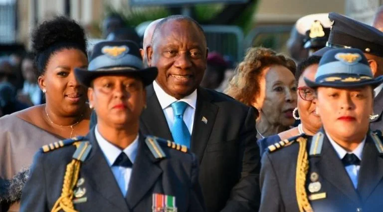 COMBATE À VIOLÊNCIA: AÇÃO DO EXÉRCITO NA ÁFRICA DO SUL COMBATE À VIOLÊNCIA: AÇÃO DO EXÉRCITO NA ÁFRICA DO SUL