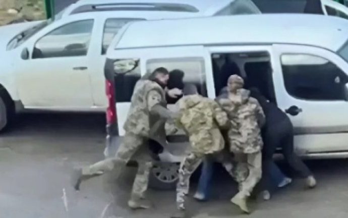 UCRANIANOS REAGEM CONTRA A CONSCRIPÇÃO FORÇADA